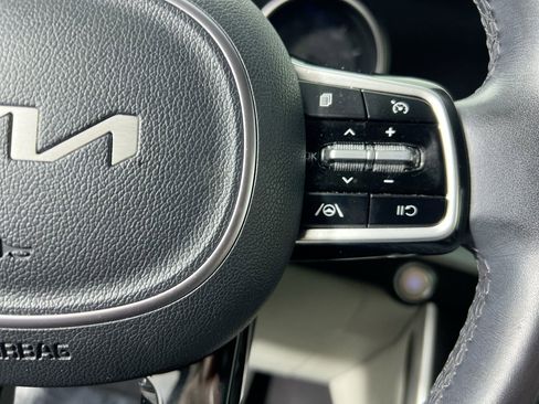 Used 2024 Kia Carnival LX FWD image 18
