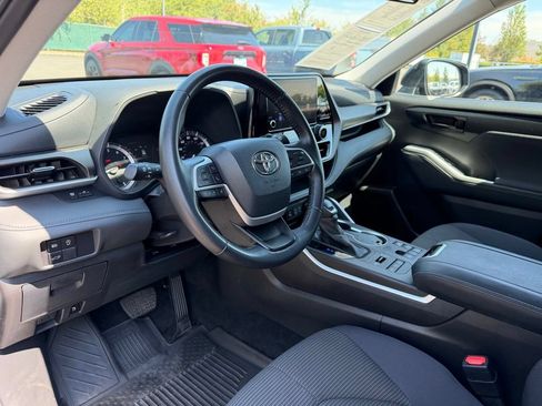 Used 2024 Toyota Highlander LE AWD/4WD image 16