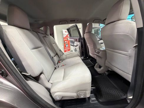 Used 2015 Toyota Highlander LE image 44