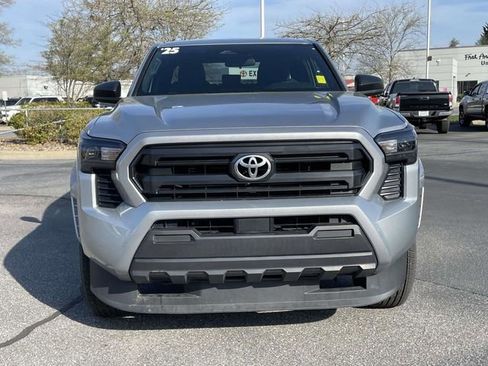Used 2025 Toyota Tacoma SR image 8