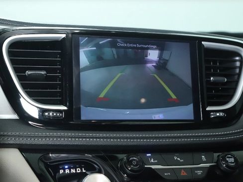 Used 2024 Chrysler Pacifica Limited FWD image 29