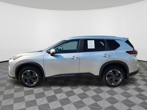 Used 2024 Nissan Rogue SV w/ SV Premium Package image 5