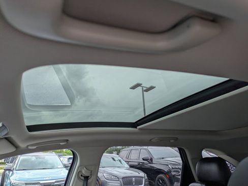 Certified 2024 Kia Sorento S w/ Panoramic Sunroof Package FWD image 18
