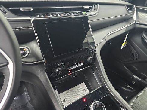 New 2025 Jeep Grand Cherokee L Altitude image 22