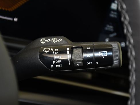 Used 2025 Kia Carnival FWD image 24