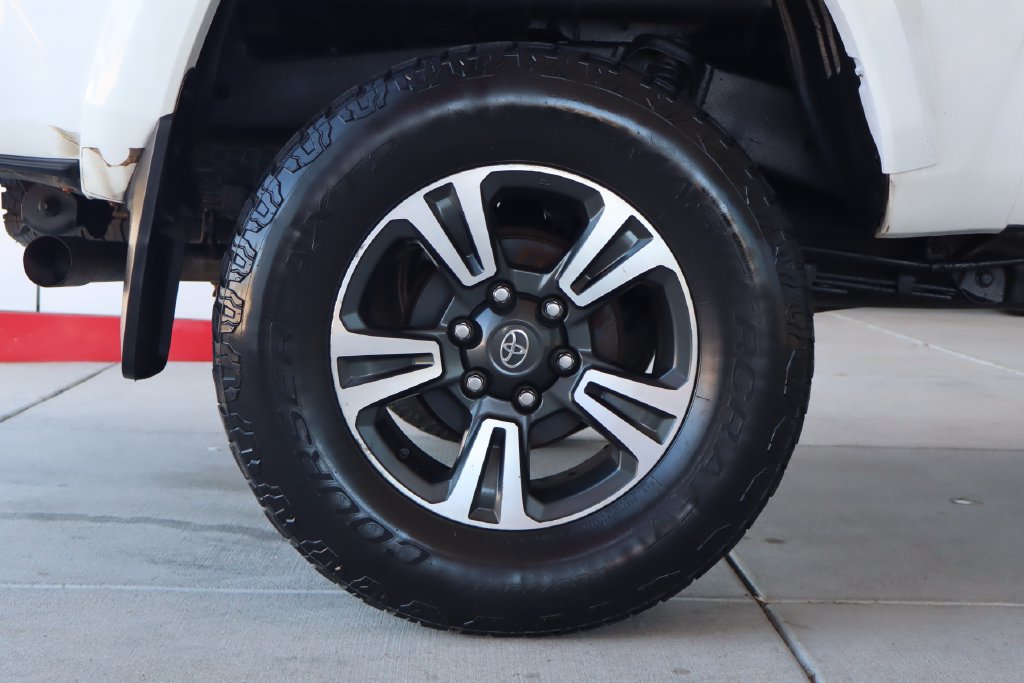 Used 2017 Toyota Tacoma TRD Sport w/ Tow Package (A/T) AWD/4WD image 11