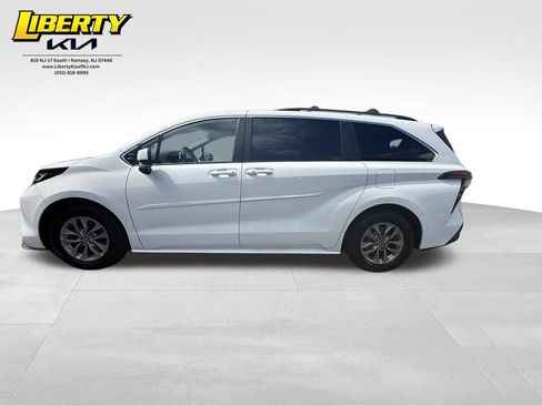Used 2022 Toyota Sienna LE AWD/4WD image 4