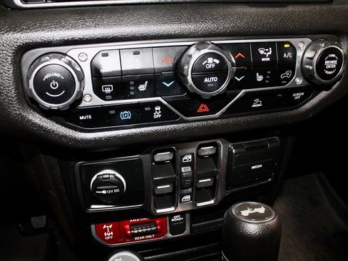 Used 2024 Jeep Wrangler Unlimited image 26