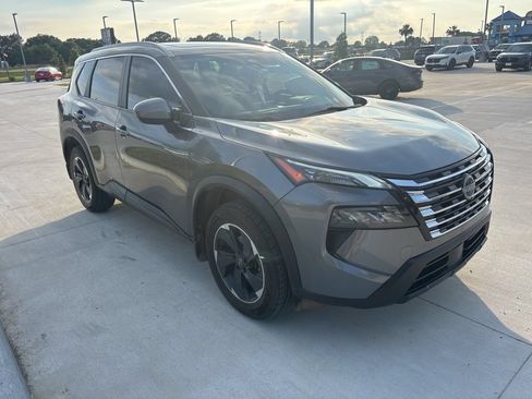 Used 2024 Nissan Rogue SV w/ SV Premium Package FWD image 3