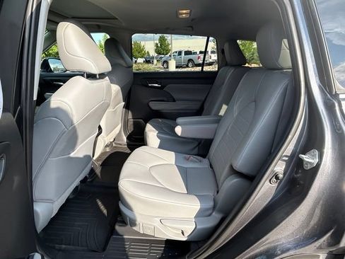 Used 2020 Toyota Highlander XLE AWD/4WD image 27