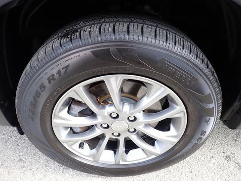 Used 2019 Jeep Cherokee Latitude Plus w/ Cold Weather Group image 12