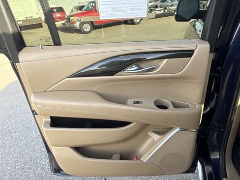 Used 2018 Cadillac Escalade ESV Platinum AWD/4WD image 19