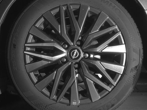 Used 2025 Nissan Altima 2.5 SV FWD image 14
