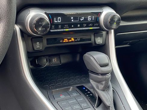Used 2025 Toyota RAV4 XLE AWD/4WD image 13