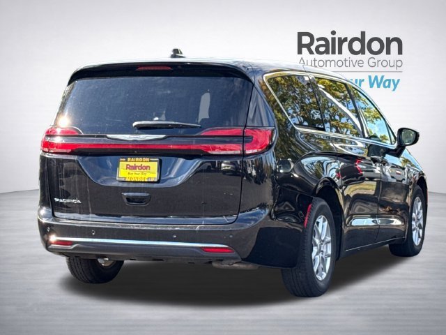 Used 2024 Chrysler Pacifica Touring-L FWD image 6