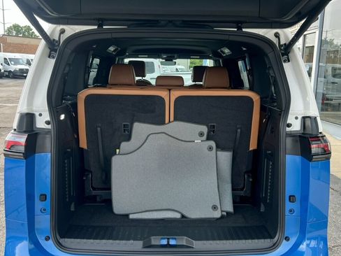 Used 2025 Volkswagen ID. Buzz Pro S RWD image 8