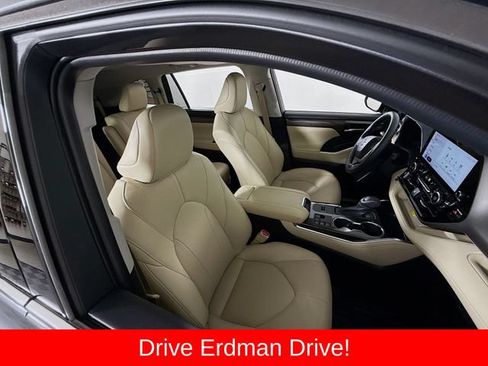 Used 2023 Toyota Highlander Limited FWD image 24