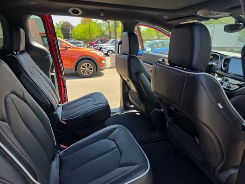 New 2027 Chrysler Pacifica Limited FWD image 11