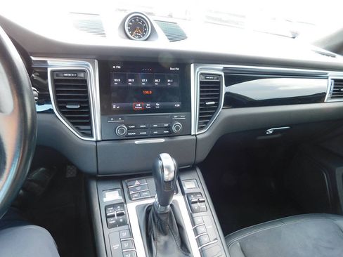 Used 2018 Porsche Macan AWD/4WD image 18