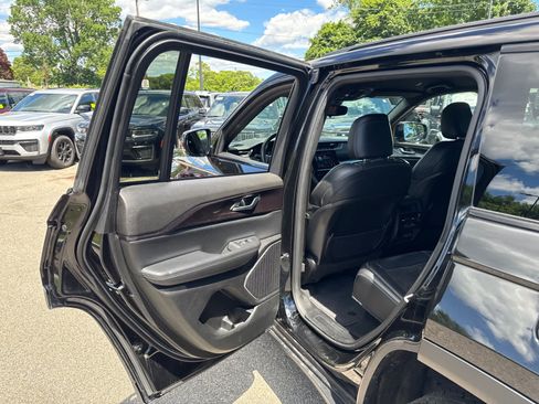 Used 2022 Jeep Grand Cherokee Altitude AWD/4WD image 26