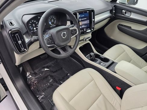Used 2022 Volvo XC40 T5 Momentum w/ Premium Package AWD/4WD image 9