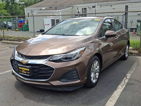 Used 2019 Chevrolet Cruze LT w/ Convenience Package FWD image 3