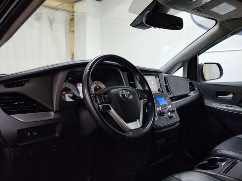 Used 2019 Toyota Sienna SE w/ SE Preferred Package image 13