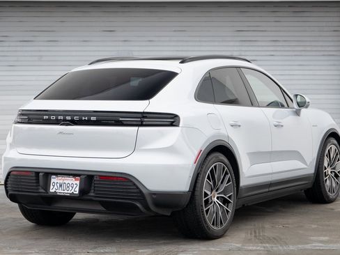 Certified 2025 Porsche Macan Electric image 7