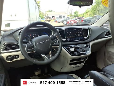 Used 2024 Chrysler Pacifica Touring-L FWD image 13