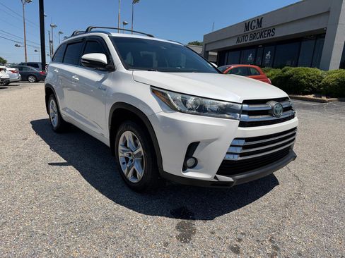 Used 2017 Toyota Highlander Limited AWD/4WD image 25