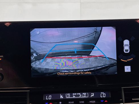 Used 2025 Toyota Sienna XLE FWD image 28