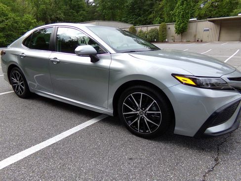 Used 2022 Toyota Camry SE FWD image 5