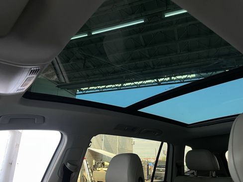 Used 2018 Volkswagen Tiguan SE w/ Panoramic Sunroof Package image 41