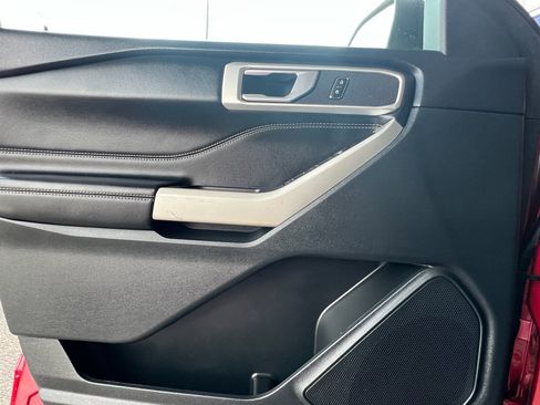 Used 2022 Ford Explorer XLT image 19