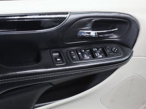 Used 2018 Dodge Grand Caravan SXT image 17