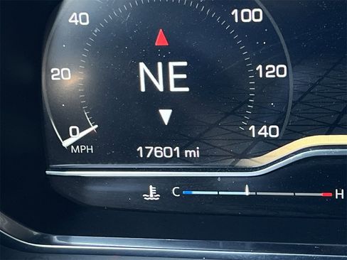 Used 2024 GMC Yukon AT4 w/ AT4 Premium Plus Package image 13