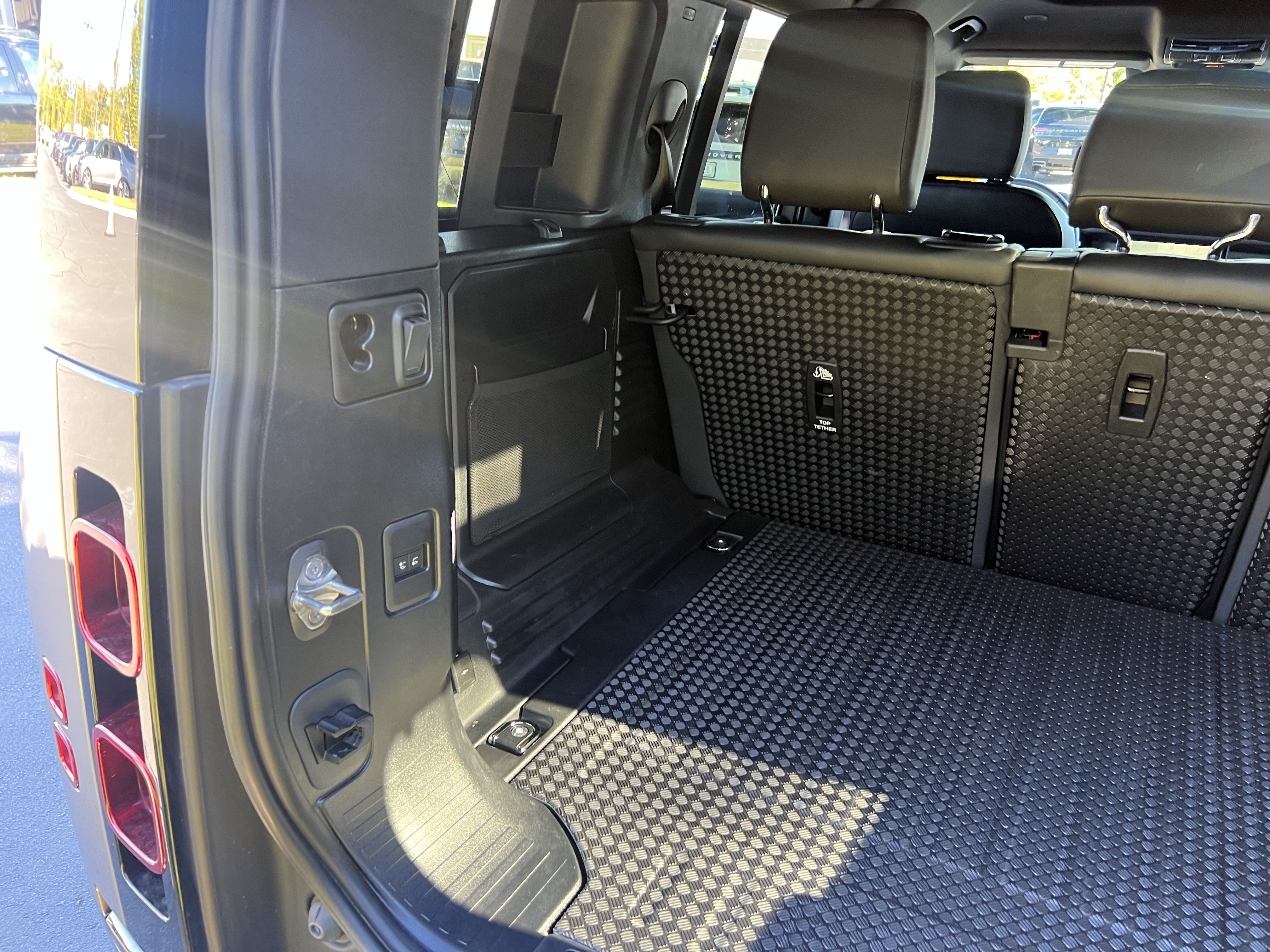 Certified 2024 Land Rover Defender 110 X-Dynamic SE AWD/4WD image 37
