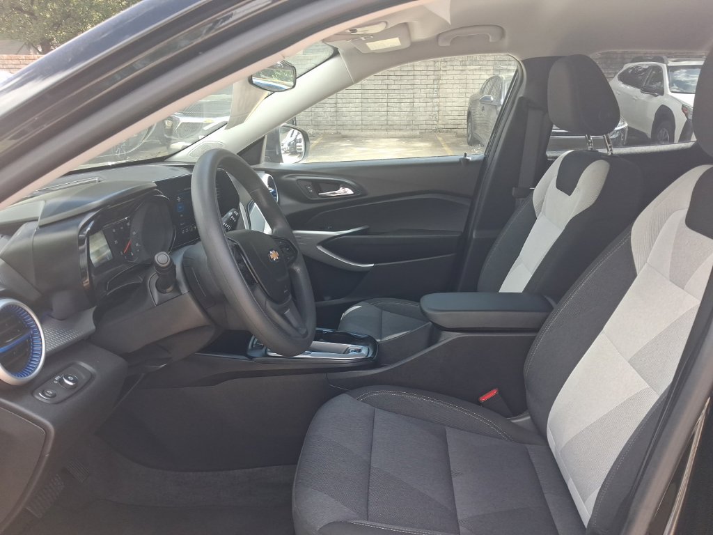 Used 2025 Chevrolet Trax LS FWD image 4