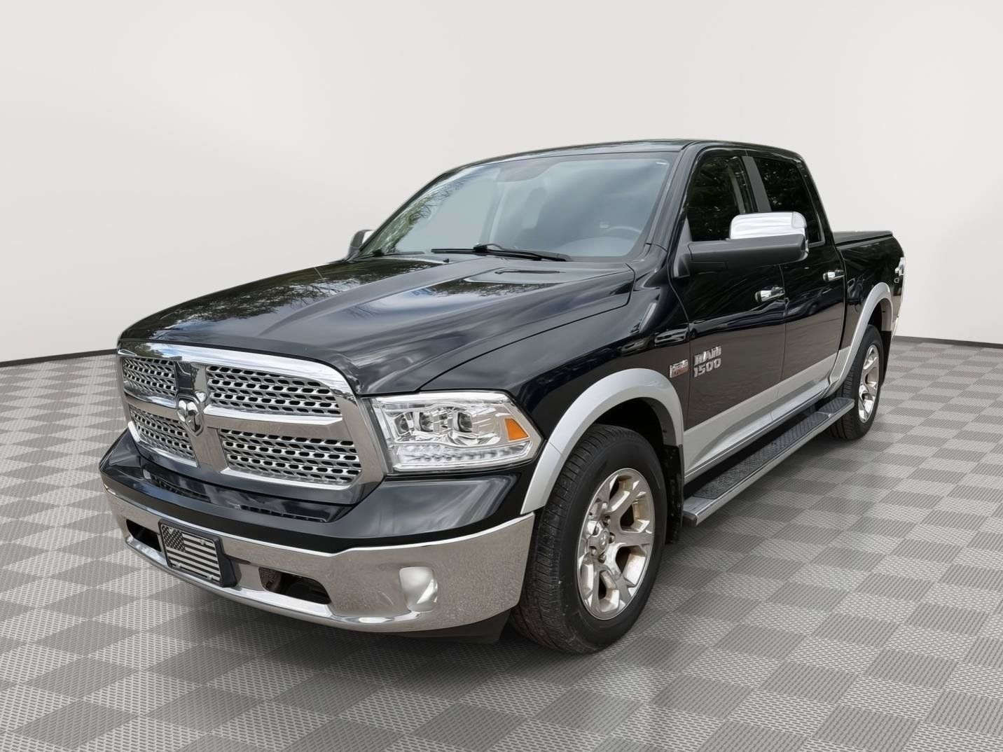 Used 2015 RAM 1500 Laramie w/ Convenience Group AWD/4WD image 3