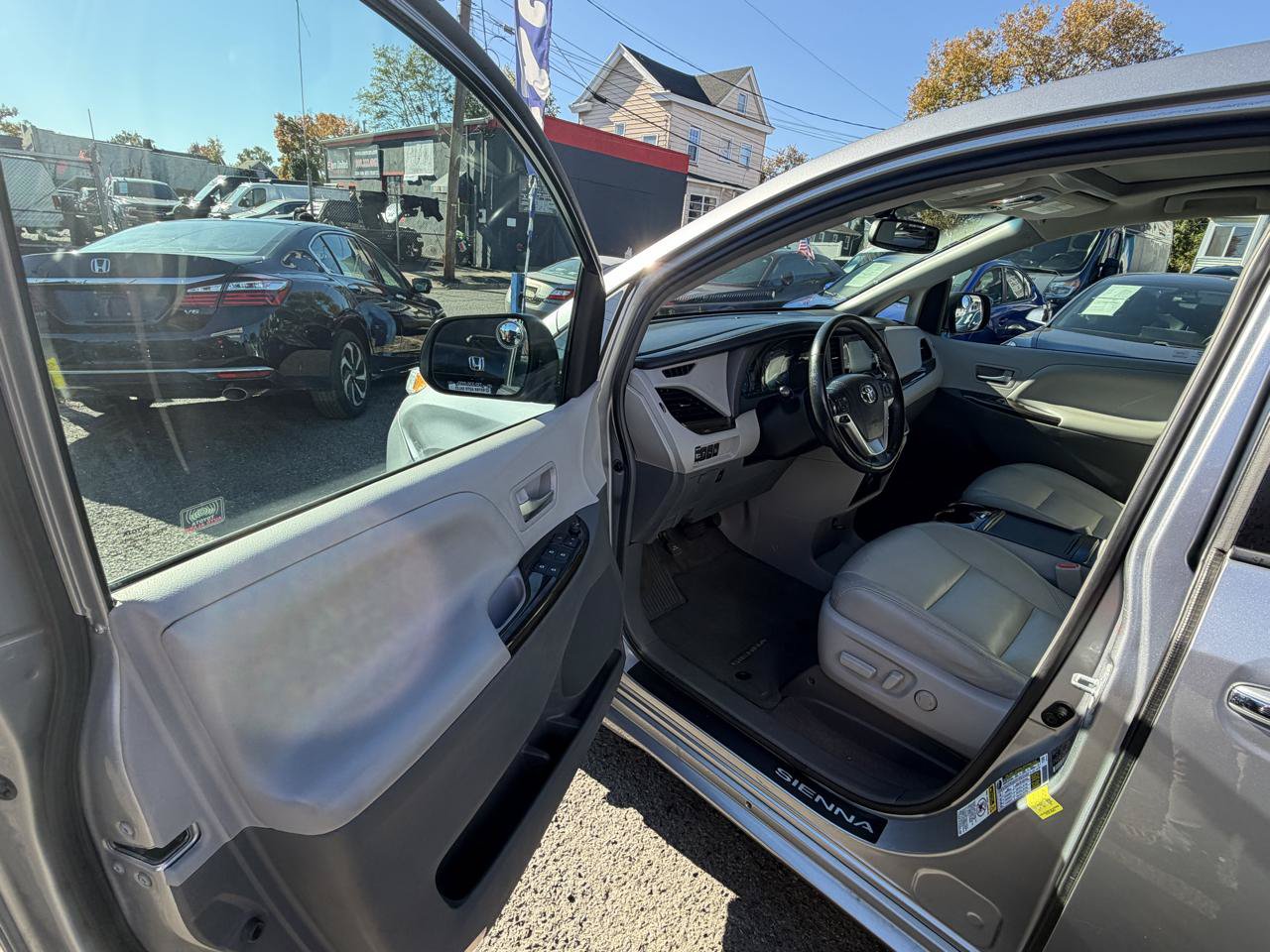 Used 2017 Toyota Sienna XLE w/ XLE Navigation Package FWD image 18