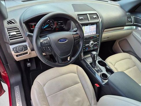 Used 2019 Ford Explorer Limited w/ Ford Safe & Smart Package FWD image 10