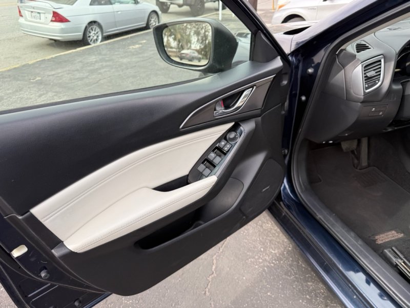 Used 2017 MAZDA MAZDA3 Grand Touring FWD image 12