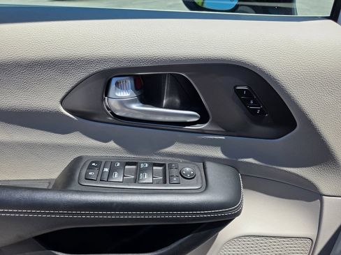 Used 2024 Chrysler Pacifica Touring-L FWD image 16