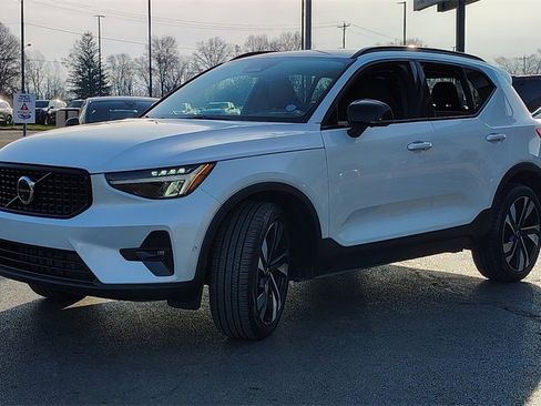 Certified 2025 Volvo XC40 B5 Plus image 6