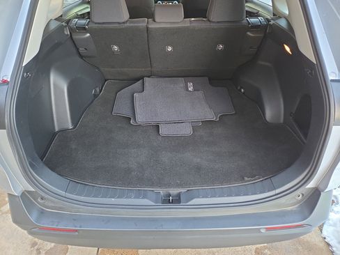 Used 2020 Toyota RAV4 LE image 5