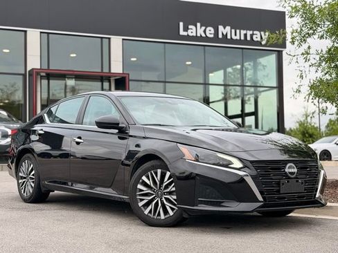 Used 2025 Nissan Altima 2.5 SV FWD image 1