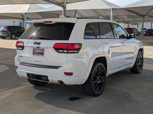 Used 2018 Jeep Grand Cherokee Altitude AWD/4WD image 5