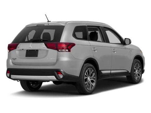 Used 2018 Mitsubishi Outlander SE image 2