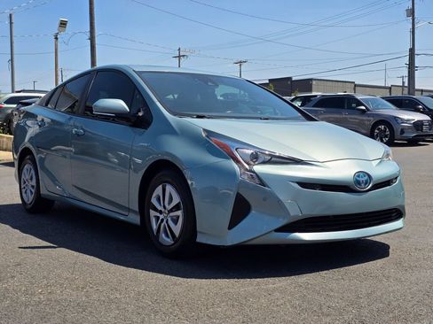 Used 2017 Toyota Prius Four w/ Premium Convenience Package FWD image 4