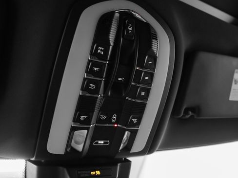 Certified 2023 Porsche Macan image 34